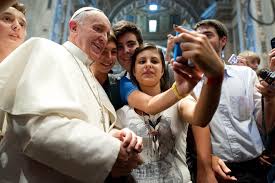 Papa Francesco si presta per un selfie