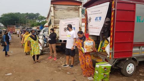 Distribuzione aiuti negli slum indiani 